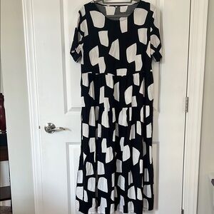 Casual Black and White Maxi Sundress with Crew Neck